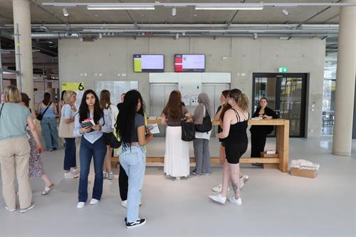 Infopoint der gestalterischen Fachbereiche der Peter Behrens School of Arts. 